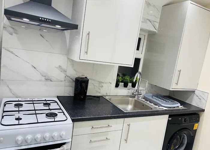 3 Bed Home Near Heathrow, Free Parking, Wifi