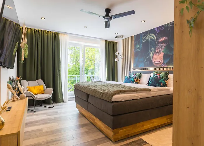 Tropengefluester Penthouse In Hof, Whirlpool, Balkon, Webergrill, Smart-Checkin, Parkplatz, Wlan600Mbit