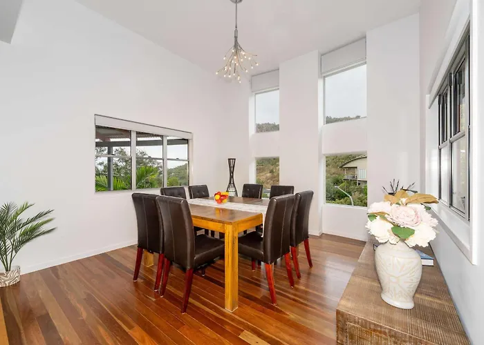 Castle Hill Townsville, Pool House With Ocean Views