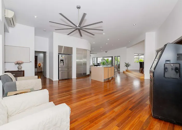 Castle Hill Townsville, Pool House With Ocean Views
