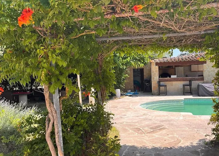 Maison 2 Ch En Campagne 5 Mn Du Centre En Voiture Avec Possibilite Piscine Familiale Selon Saison