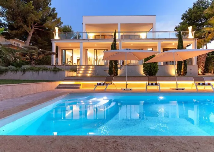 Modern Exclusive Villa With Pool And Mountain View