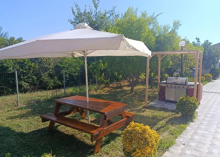 Beautiful Nearby Beach House With Garden, Private Pool And Large Yard