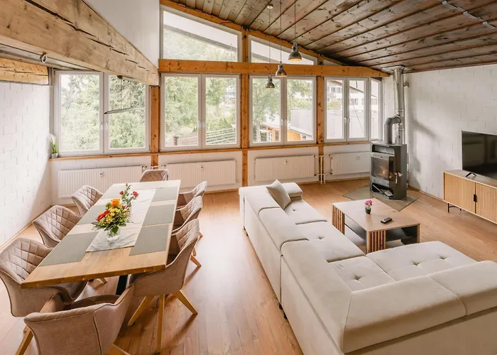 Exklusive Grosse Ferienwohnung Fuer 7 Personen, Parkplatz, Balkon, 3 Schlafzimmer