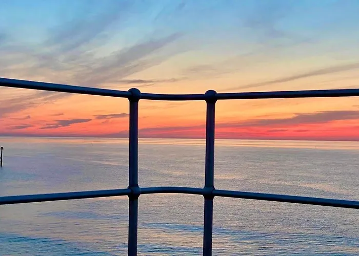 Luxury Garden Flat By The Sea, Captains Quarters