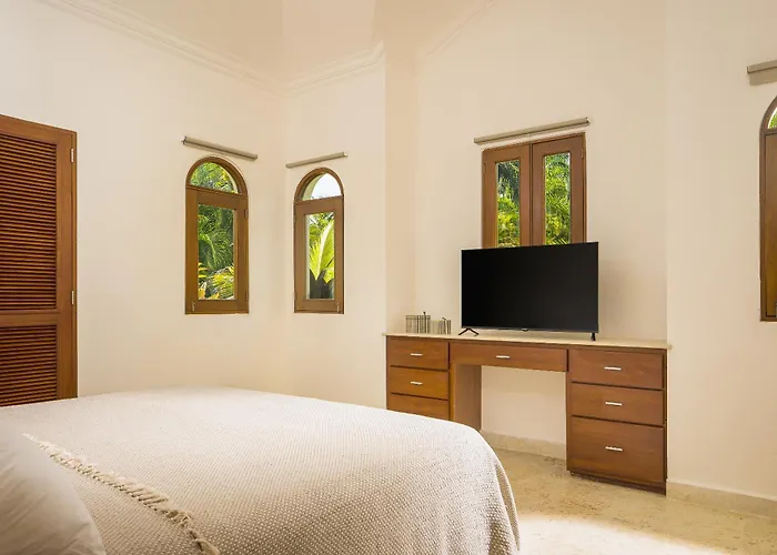 Tropical Roga Villa With Private Pool