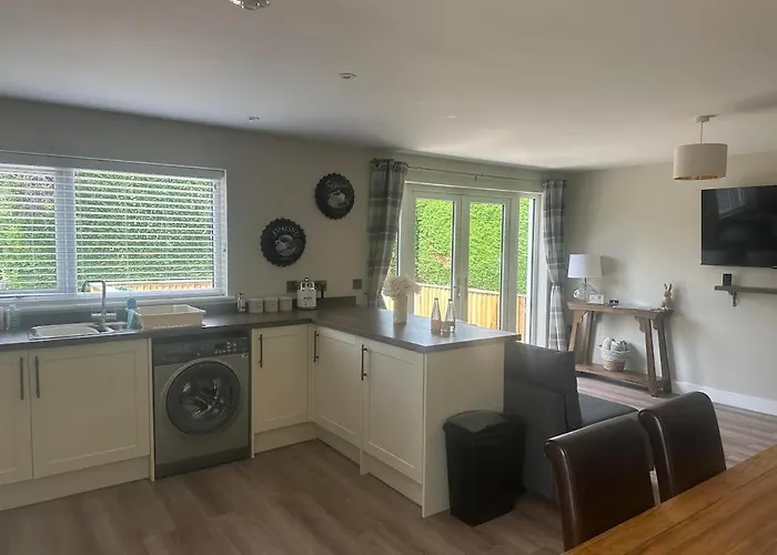 Modern, Newly Built 2 Bedroom Bungalow With Free Parking