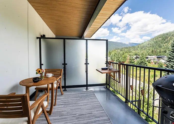 Separate Reality Retreat By Revelstoke Vacations