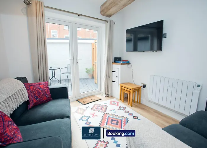 2 Bed House By Southern Stays Short Lets & Serviced Accommodation Bournemouth With Parking - Relocation & Family, 1Km From The Beach