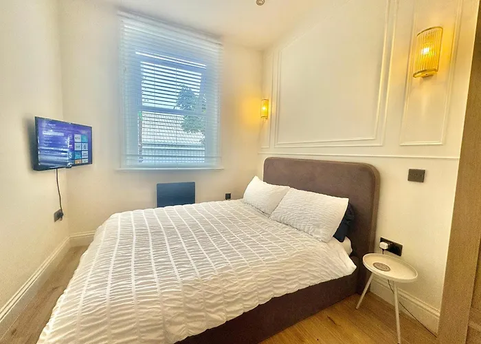 A3 High Town Apartments, Steps From Luton Train Station