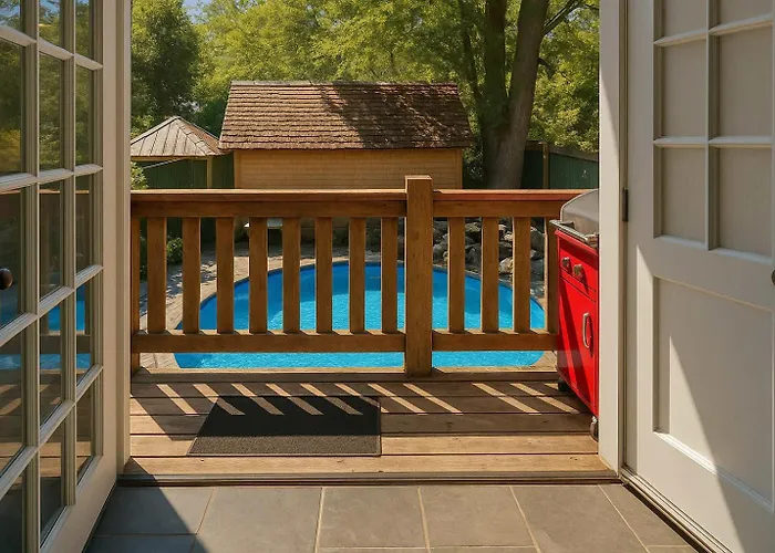 Charming "Melrose Place" W Year-Round Heated Pool, Deck & Grill