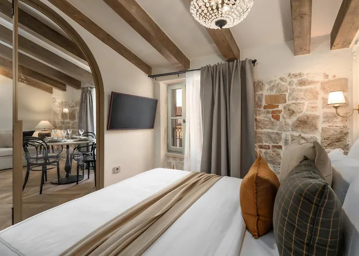 Silent Stone Apartment