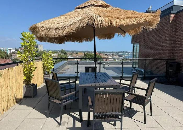 Entire Prestige Apartment In Poole Quay - Free Parking, Fast Wifi, Smart Tv & Netflix