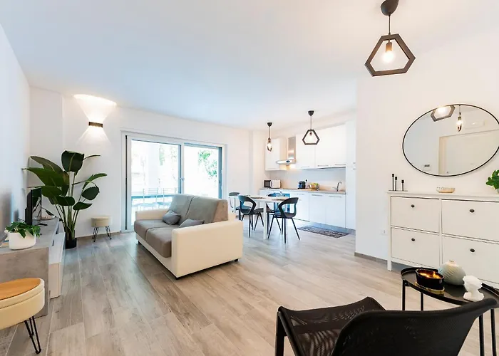 Guesthost - Seaside Exclusive Retreat With Balconies & Parking