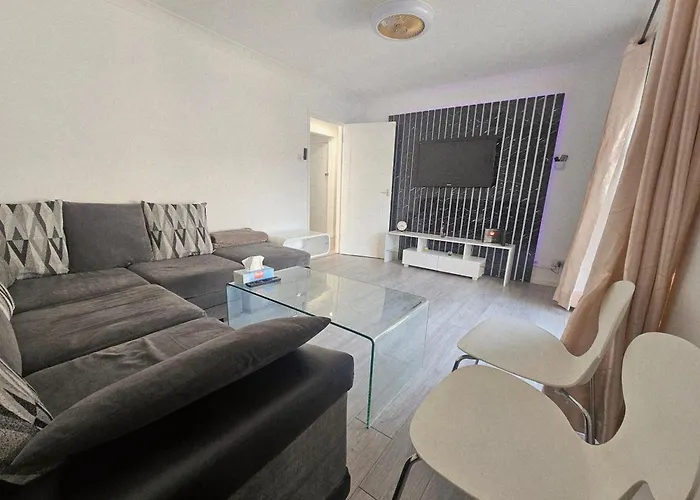 Comfy Apartment Near Shops & Station