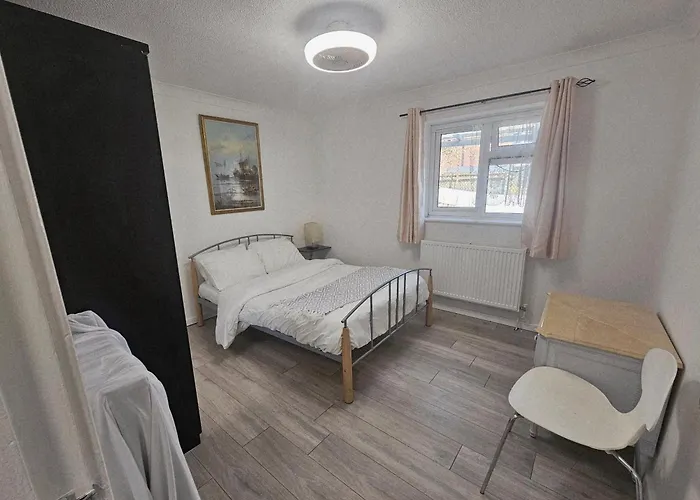 Comfy Apartment Near Shops & Station