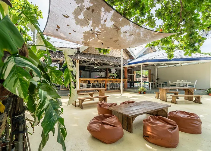 The Shark'S Tail Dive Resort