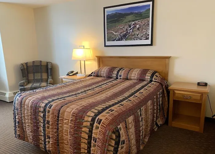 Woodlands Inn & Suites