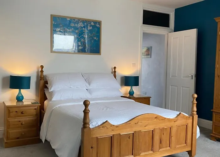 Riverview Apartment With Private Parking