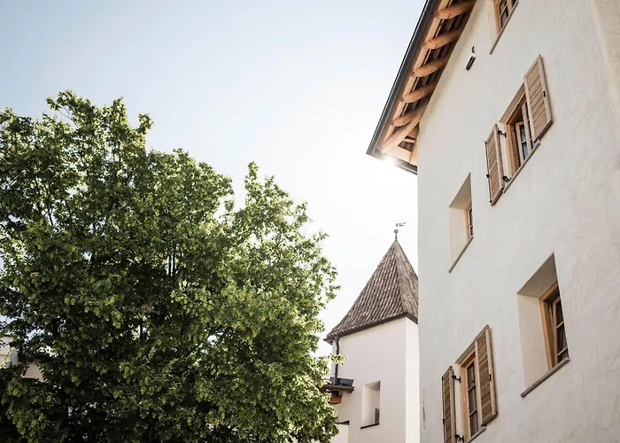 Schmitte am Sonnenwirtsplatz: Eppan's Hiking and Cycling Haven