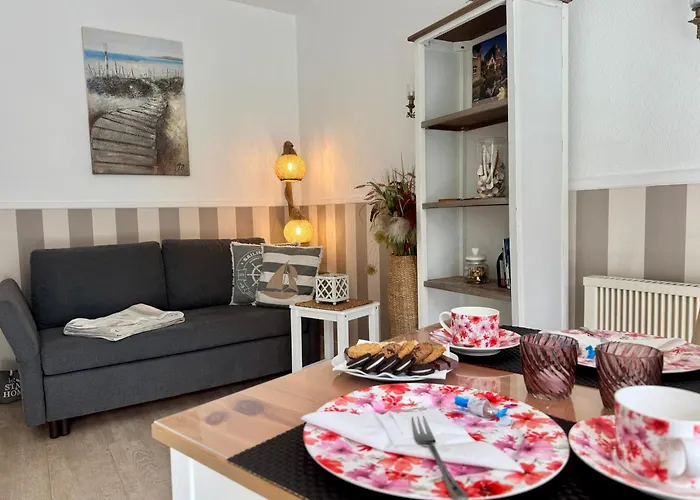Solund: Sonnige Ferienwohnung mit Garten nahe Ostsee
