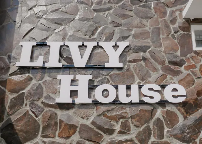 Urbanview Livy House Blitar