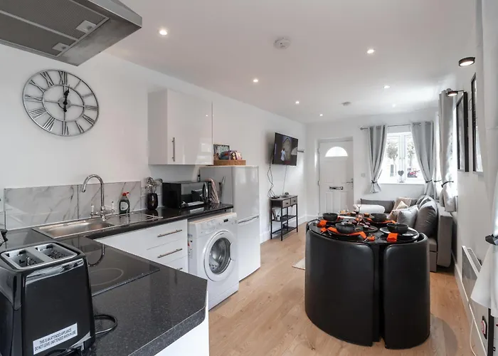 Luxury 1 Bd | Central | Parking | Wifi