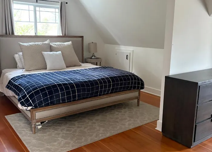 Charming Victoria Character Home-Pet Friendly