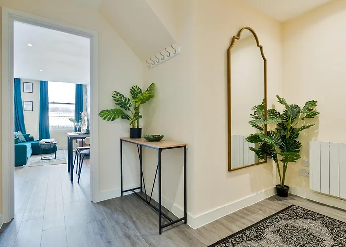 Stylish 1-Bed Central Getaway With Cathedral Views