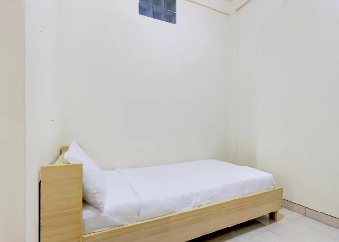 Oyo Life 93662 Kost Pak Budi