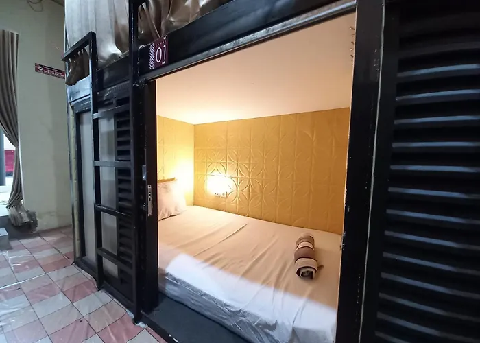 Reddoorz At Luxury Homestay Near Aloha Waru Surabaya