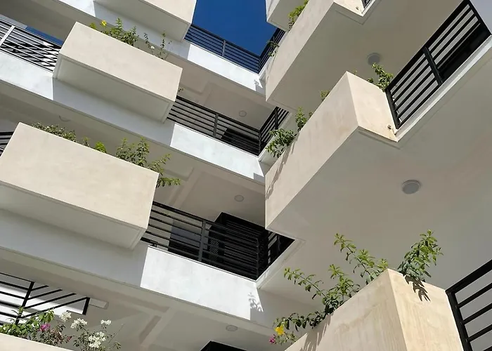 Bright Ocean View Studio With Rooftop Pool Access