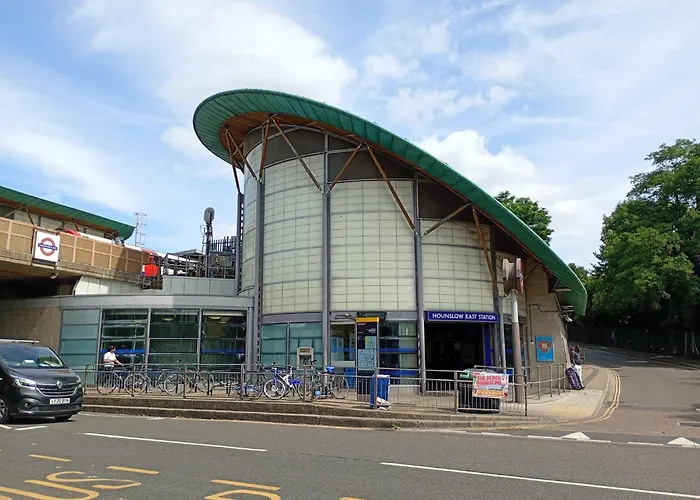 Whole Apartment - West London Stay - Next To London Underground Station - Direct Train To Central London - Free Parking