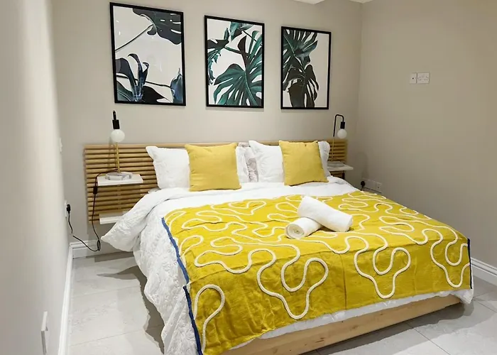 Central Bury Apartment With Private Entrance