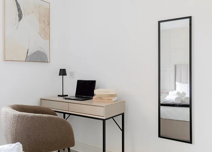 Whole Apartment - West London Stay - Next To London Underground Station - Direct Train To Central London - Free Parking