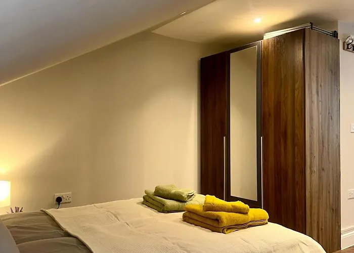 Stylish Bright Loft Studio In Ealing