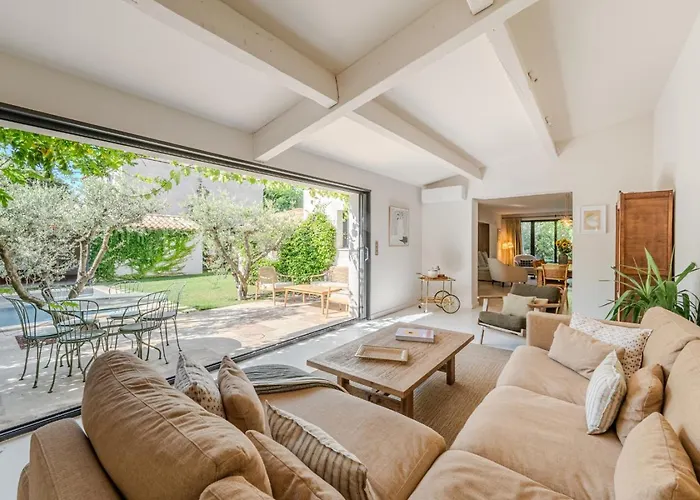 Gorgeous Village Home With Heated Pool, Ideally Located