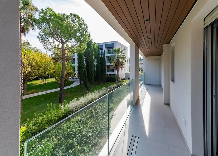 Guesthost - Seaside Exclusive Retreat With Balconies & Parking