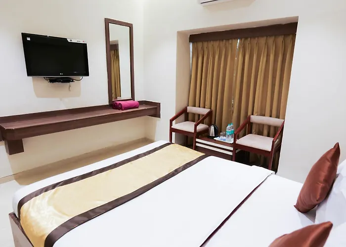 Hotel Laxmibai Palace- Only 300 Meter From Sai Baba Temple!!!!