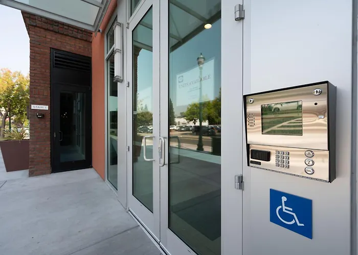 Downtown-Elevator-King Bed-Garage Parking-Laundry
