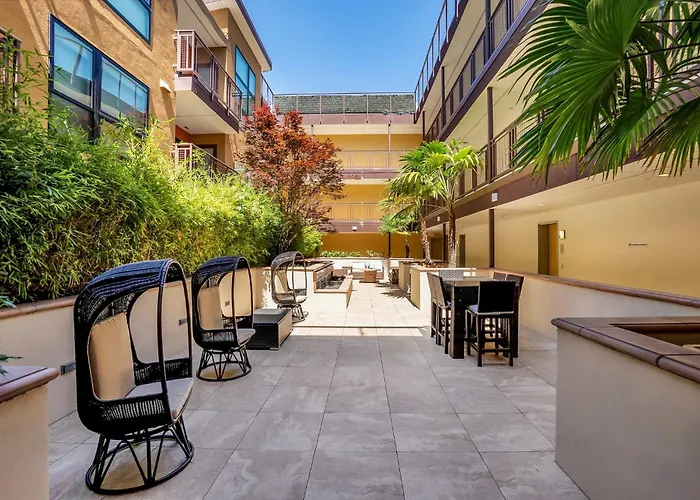 Bright Top Floor-Elevator-Walk Downtown-Laundry
