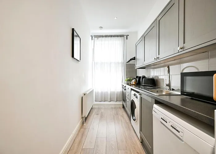 Stylish Ealing Broadway Apt - Steps To Metro & Workspace