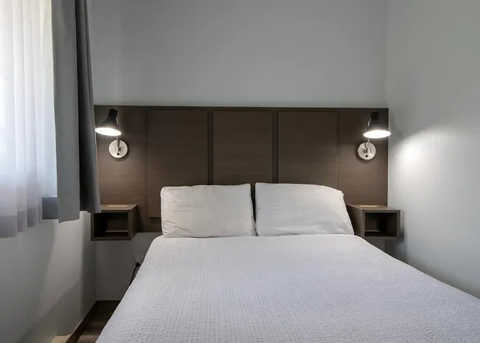 Riverland Inn & Suites