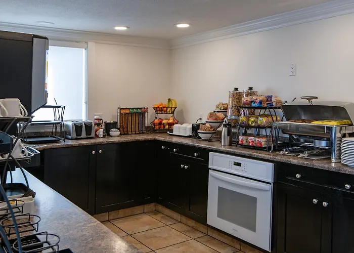 Riverland Inn & Suites