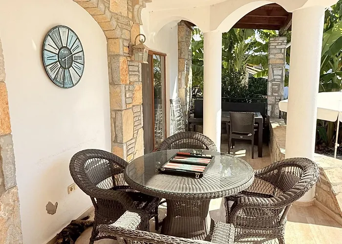 Hot Tub-Fireplace-Pets-Sleeps 11-Bbq-Pool-Parking