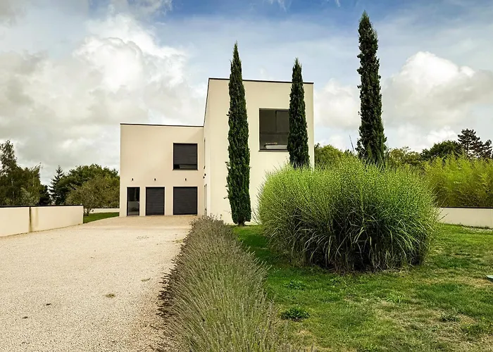 Les Trois Cyprès