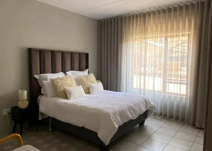 Yanaz Place