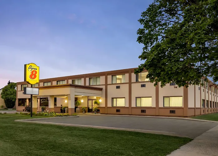 Super 8 By Wyndham Sarnia On