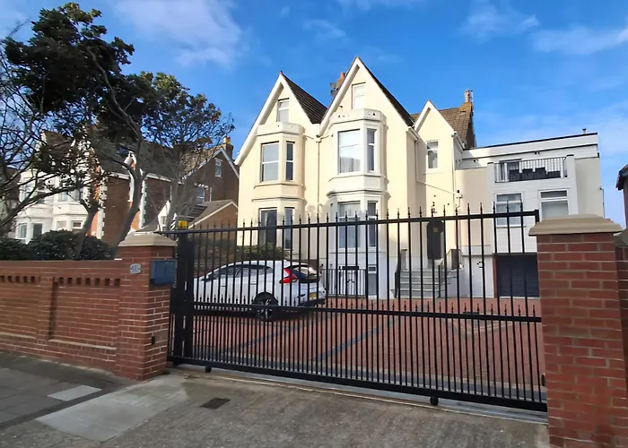 By-The-Beach, Sea View 2 Bedroom Loft Studio Apartment & Free Parking