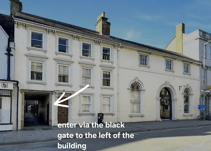 Courtyard Highstreet Retreat